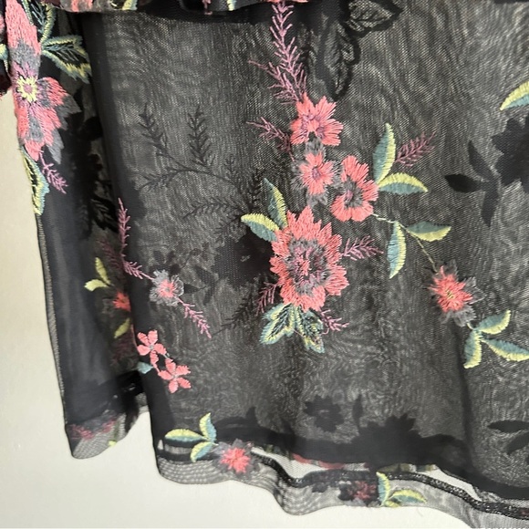 BB Dakota Black Mesh Flower Embroidered Flowy Top Small - Picture 3 of 11